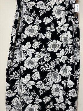 Old Navy Black and White Floral Pencil Skirt